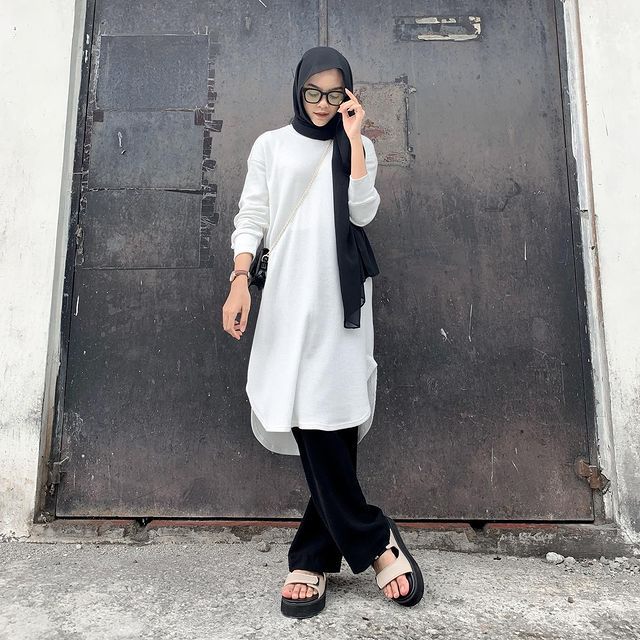 10 Ide Outfit Hijab Monokrom ala Febiola Nabila yang Anti Boring