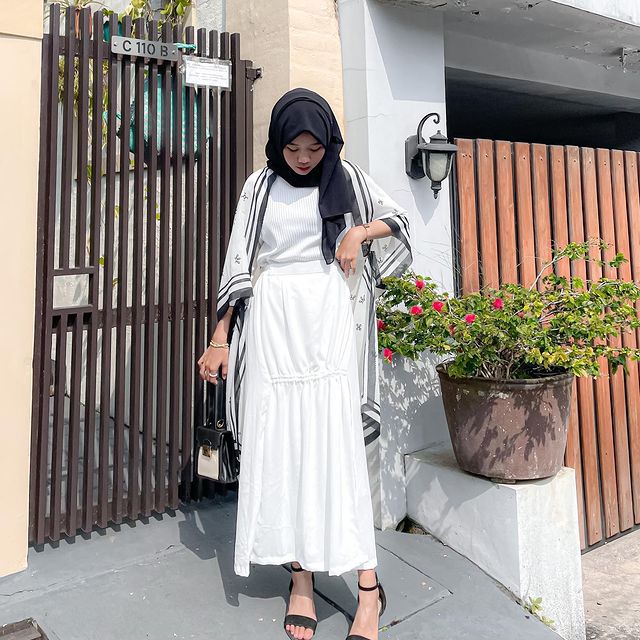10 Ide Outfit Hijab Monokrom ala Ulya Salsabila, Anti Boring!