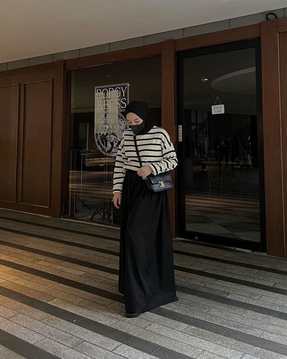 9 Inspirasi Daily Outfit Hijab Muslimah Tema Monokrom