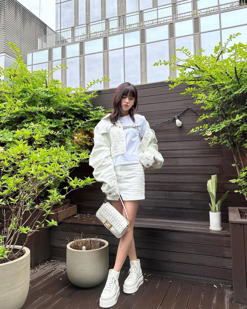9 Ide Outfit Nuansa Putih ala Yujin IVE, Stylish Banget!