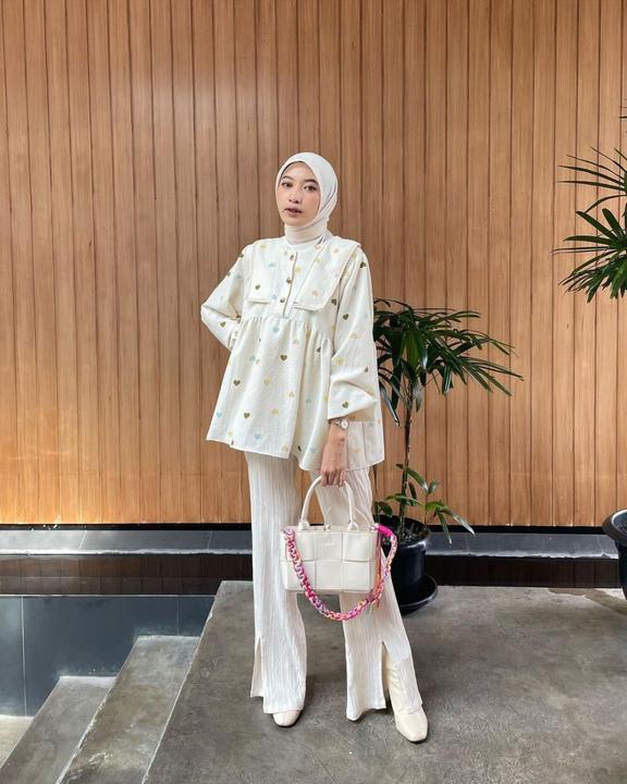 9 Ide Outfit Jalan-jalan dengan Tema Broken White ala Rafika