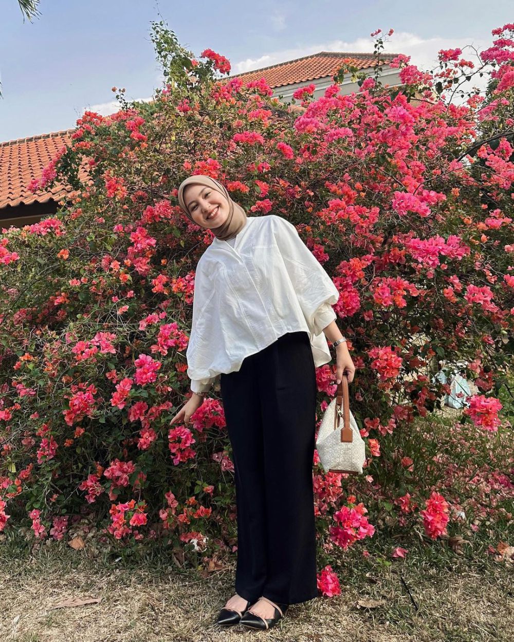 10 Ide OOTD Hijab Smart Casual ala Nadinee Sakinah, Classy and Elegant