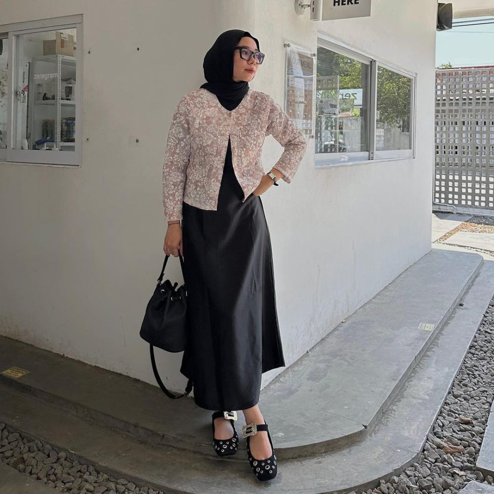 9 Styling Dresscode Outfit Hitam untuk Bukber ala Fitri Hasiani