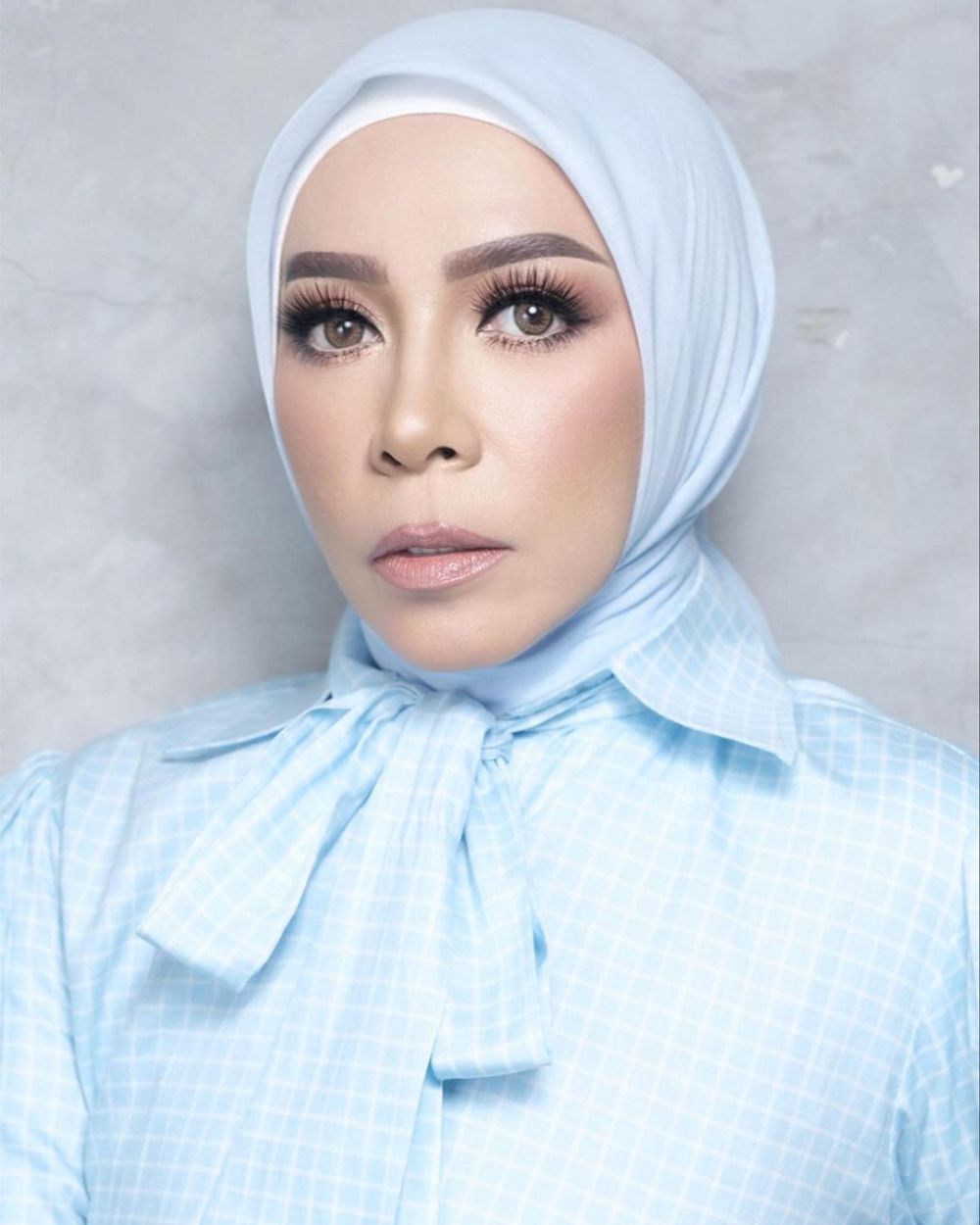 7 Makeup Bold Ala Melly Goeslaw, Curi Perhatian!