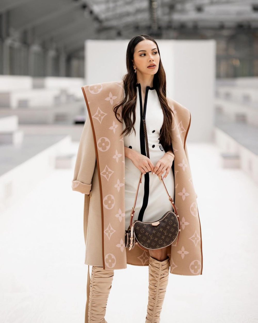 9 Potret Alyssa Daguise dengan Outfit LV di Paris Fashion Week, Classy