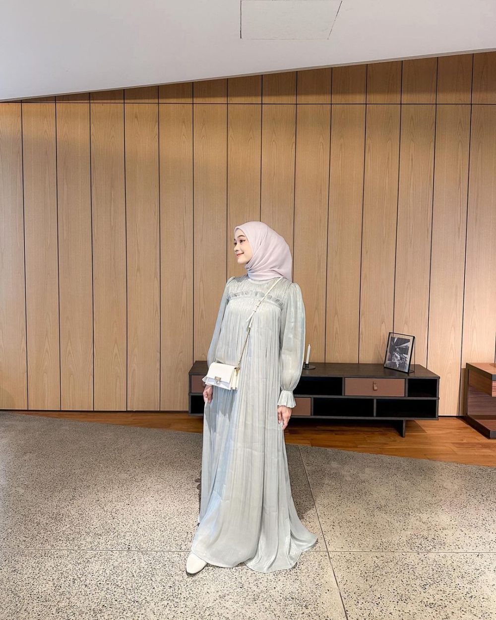 8 Ide Dress Muslimah Bahan Satin untuk Lebaran ala Influencer Hijab!