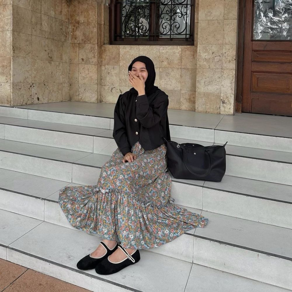 9 Styling Dresscode Outfit Hitam untuk Bukber ala Fitri Hasiani