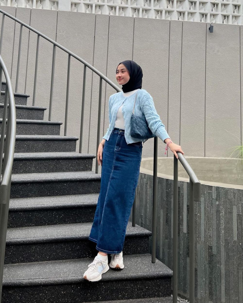 12 OOTD Hijab Pakai Rok Jeans ala Kirana Salsabila, Santai