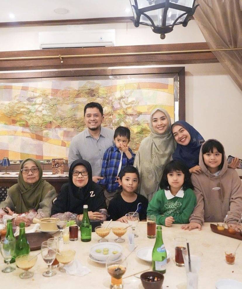 Bukber Oki Setiana Dewi Bareng Keluarga