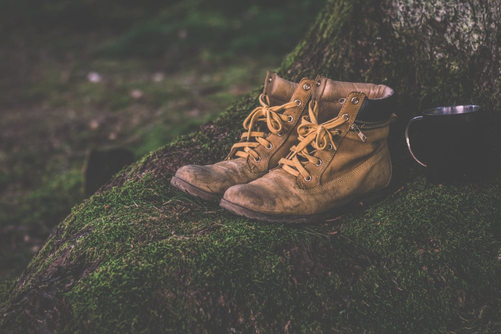 5 Panduan Memilih Sepatu Kasual untuk Pria yang Sering Bekerja Outdoor