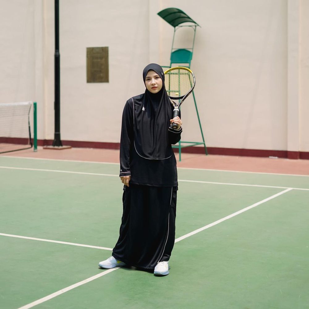 11 Inspirasi Outfit Tenis Hijab ala Artis, Comfy dan Tetap Modis!  