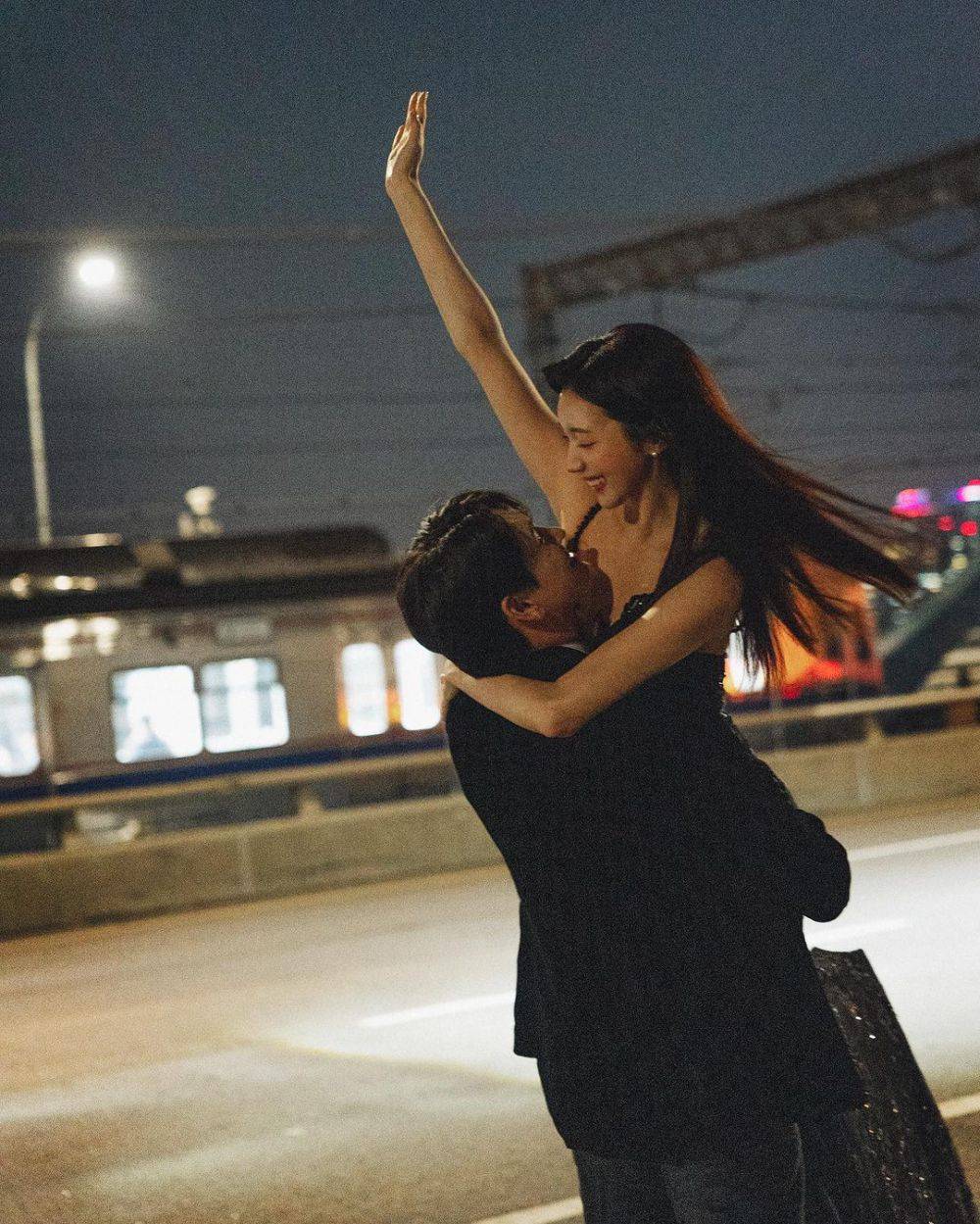 About to get married, 7 pre-wedding portraits of Chae Seo Jin and her lover