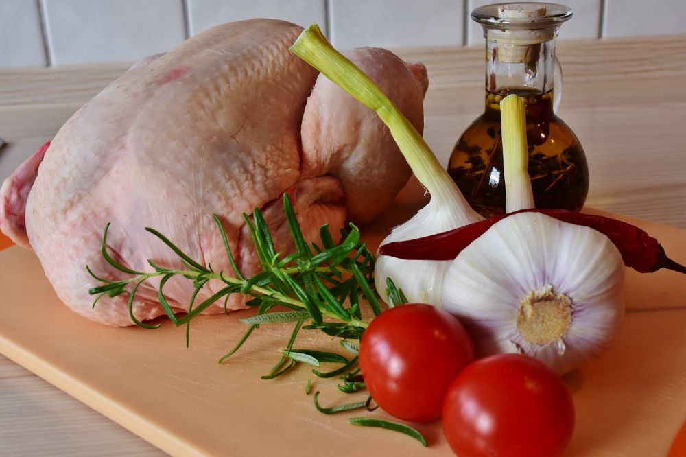 10 Tips Mengiris Daging Ayam agar Hasilnya Rapi dan Tekstur Tipis 