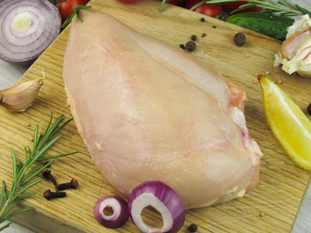 10 Tips Mengiris Daging Ayam agar Hasilnya Rapi dan Tekstur Tipis 