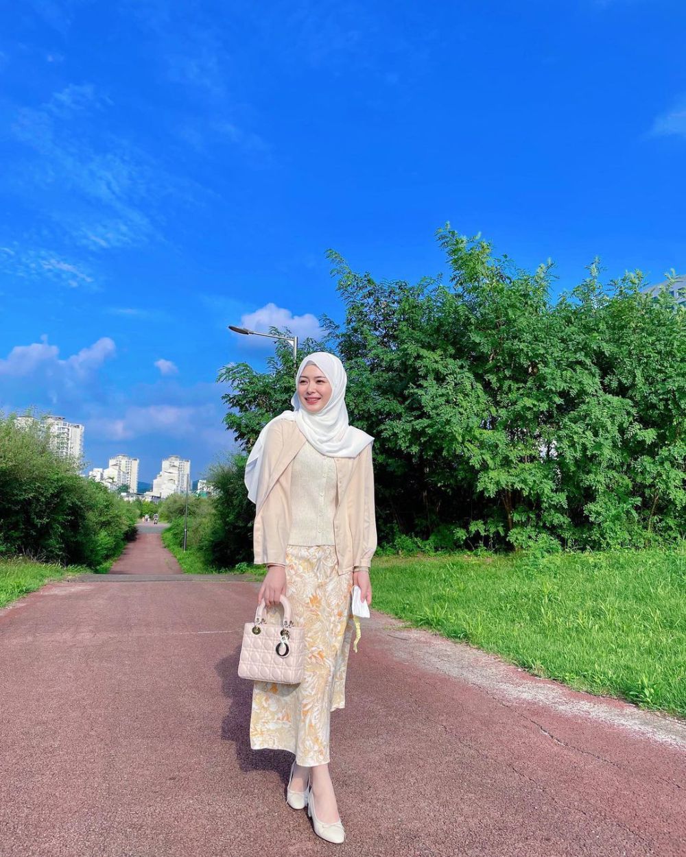 Elegan dan Modis, 4 Inspirasi Gaya Hijab ala Ayana Moon