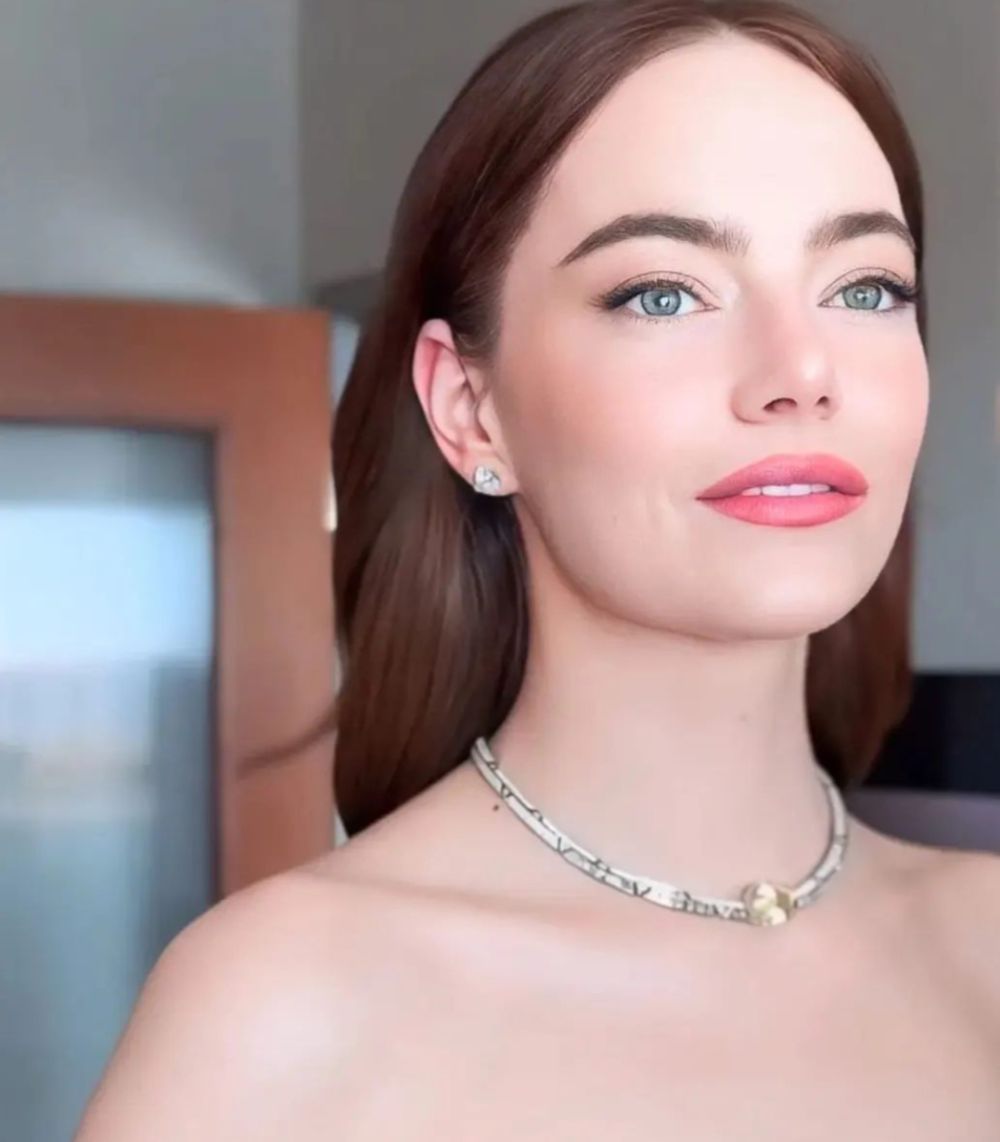 9 Inspirasi Makeup ala Emma Stone, Simpel Banget!