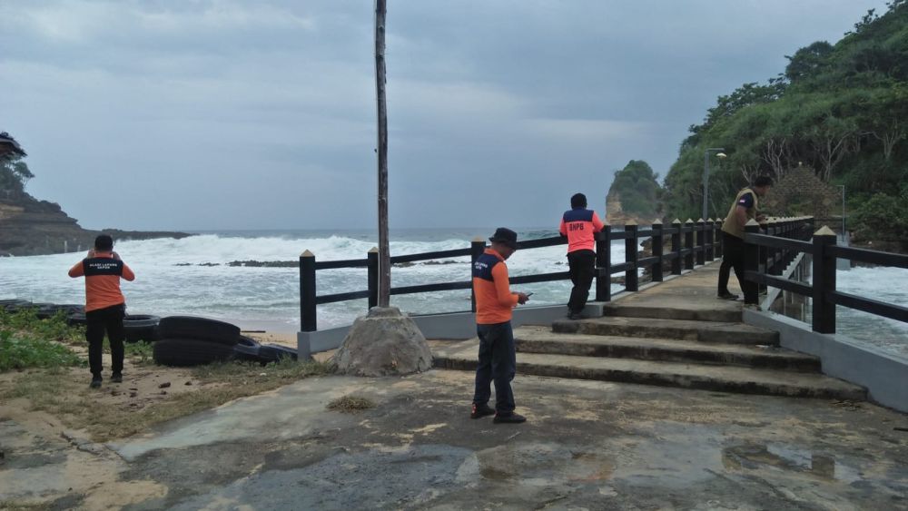 Cuaca Buruk, Waspada Ombak Ganas di Pantai Kabupaten Malang