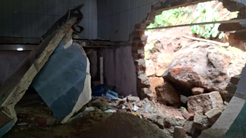 Batu Besar Longsor Timpa Dinding Rumah Warga Ngawi Hingga Jebol