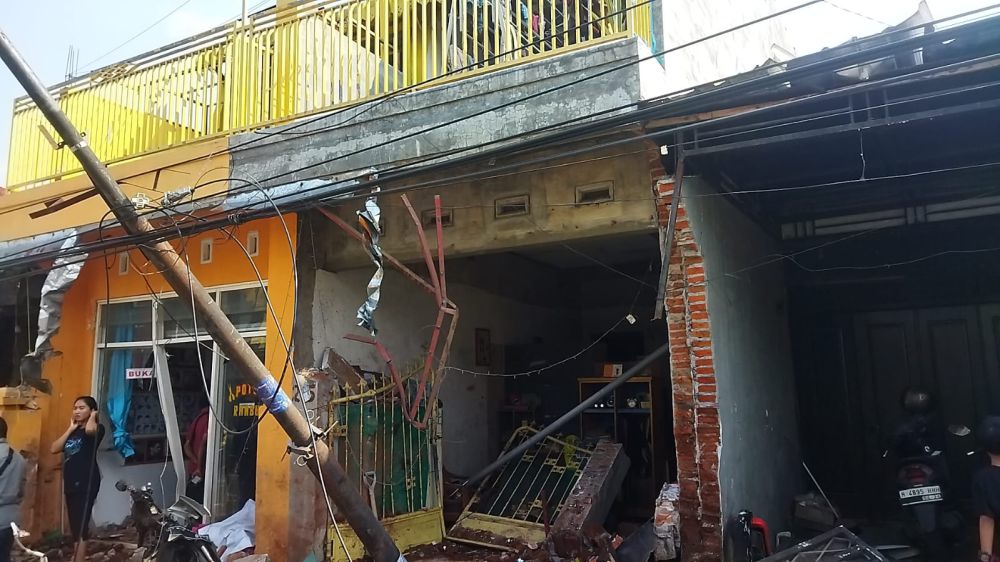 Bus Sinar Dempo Tabrak 4 Rumah dan Sejumlah Kendaraan di Malang