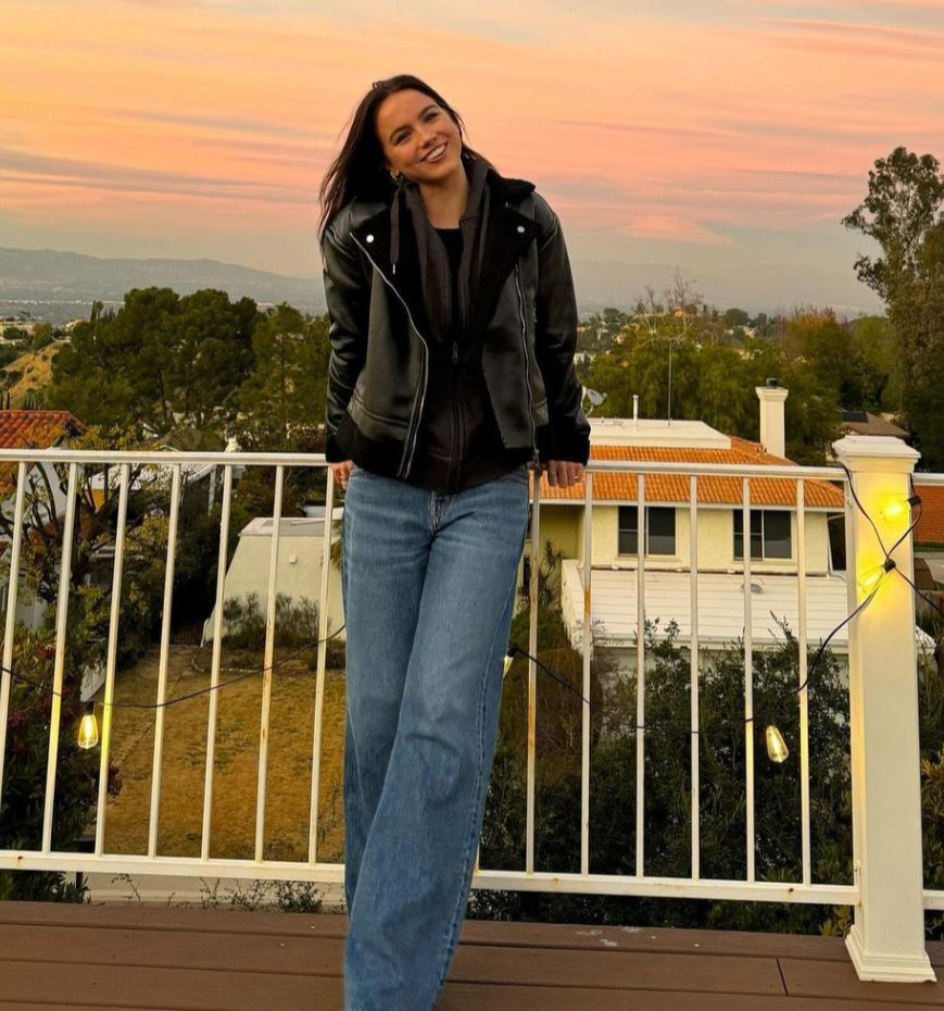 9 Inspirasi OOTD Kasual ala Emma Brooks, Siap Jalan-jalan!