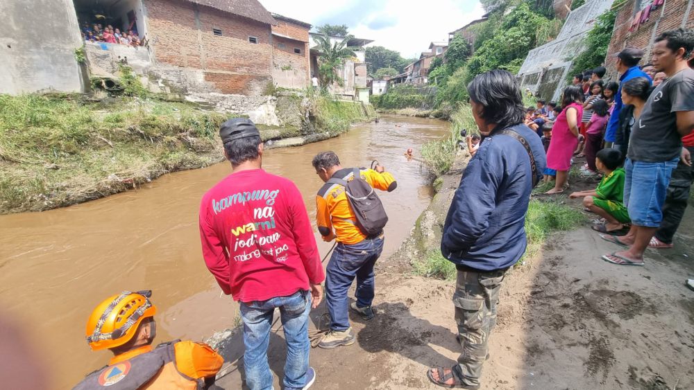 Kurt Cobain Dilaporkan Hanyut di Sungai Brantas Kota Malang