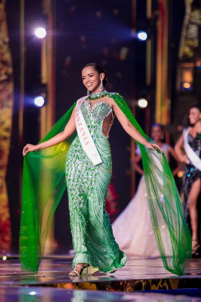 26 Potret Finalis Afrika di Sesi Gaun Malam Miss World 2024