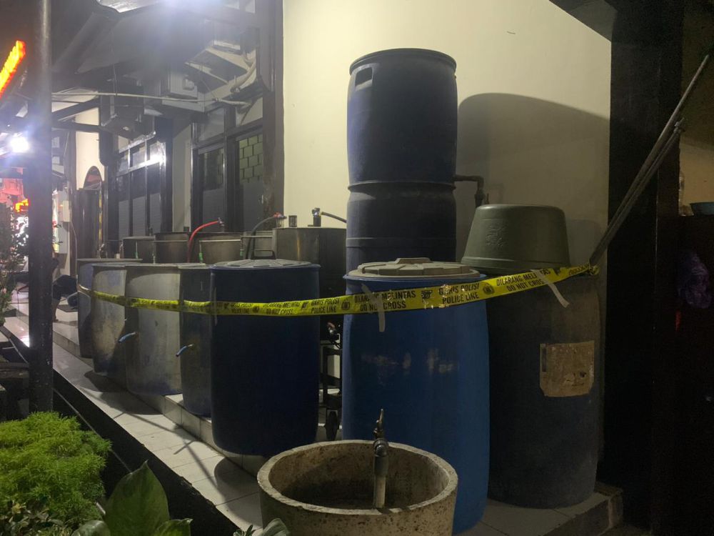 Pabrik Miras Ilegal Terbesar di Malang Digerebek Polisi