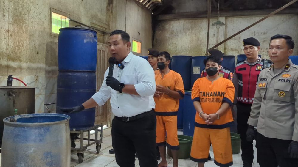 Tersangka Pabrik Miras Ilegal Terbesar di Malang Bertambah