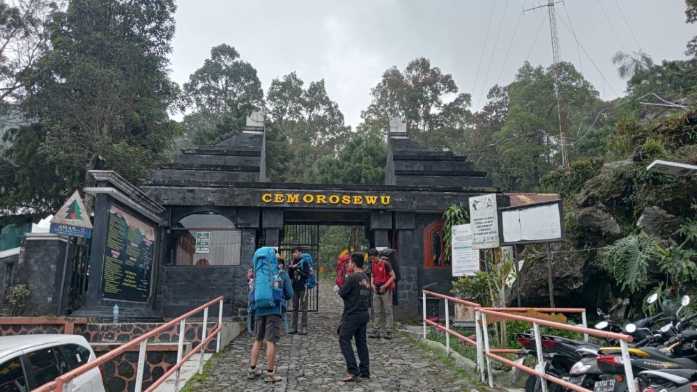 Jalur Pendakian Gunung Lawu via Cemorosewu Dibuka, Jangan Solo Hiking!