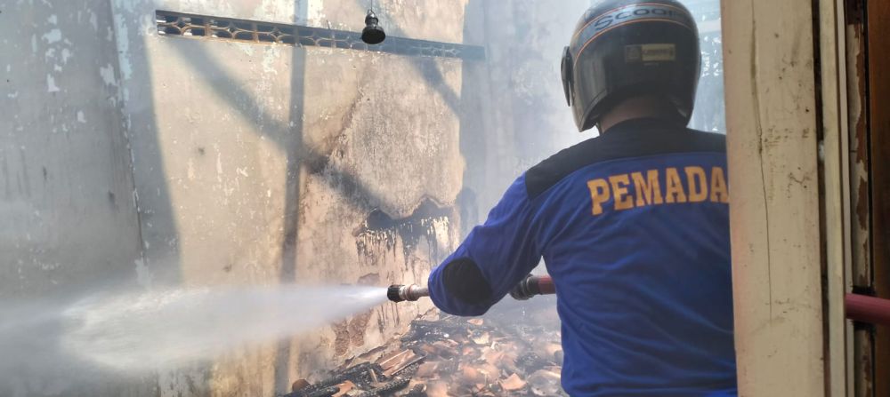 Tabungan Rp10 Juta Milik Lansia di Ponorogo Ludes Terbakar 