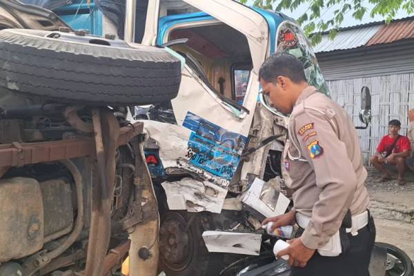 Truk Muat Kayu Seruduk Pemotor Dan Truk Lain Di Ngawi