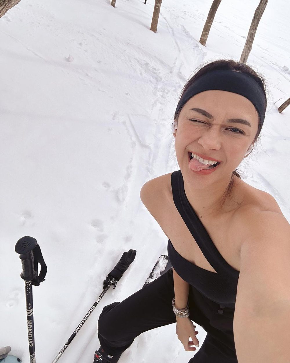 10 Momen Nana Mirdad Main Ski di Jepang, Pakai Tanktop di Tengah Salju