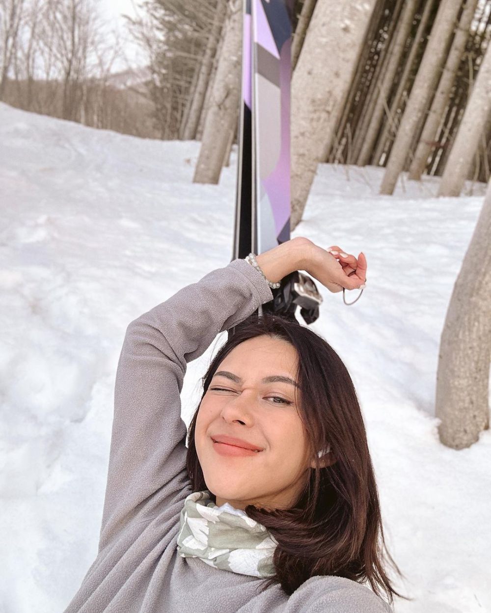 10 Momen Nana Mirdad Main Ski di Jepang, Pakai Tanktop di Tengah Salju