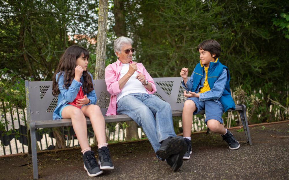 5 Alasan Kakek Nenek Memanjakan Cucu Mereka, Penyesalan di Masa Lalu?