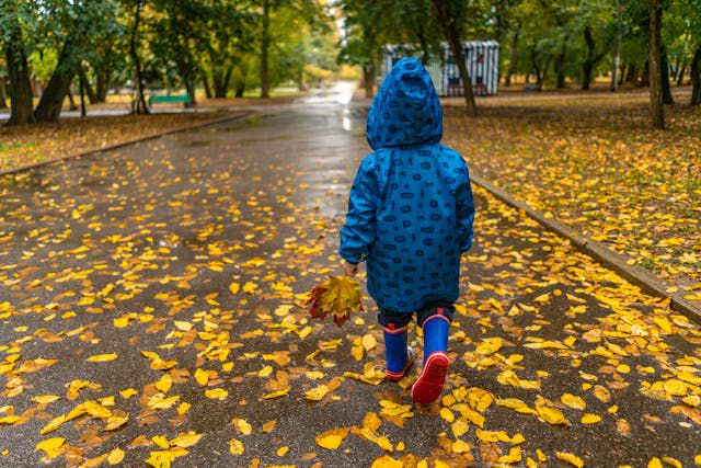 5 Tips Memilih Mantel atau Jas Hujan untuk Anak, Berwarna Terang 