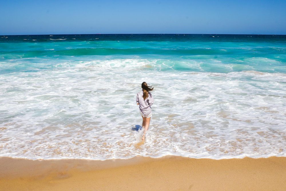 5 Tanda Kamu Thalassophile, Merasa Tenang ketika Berada di Pantai