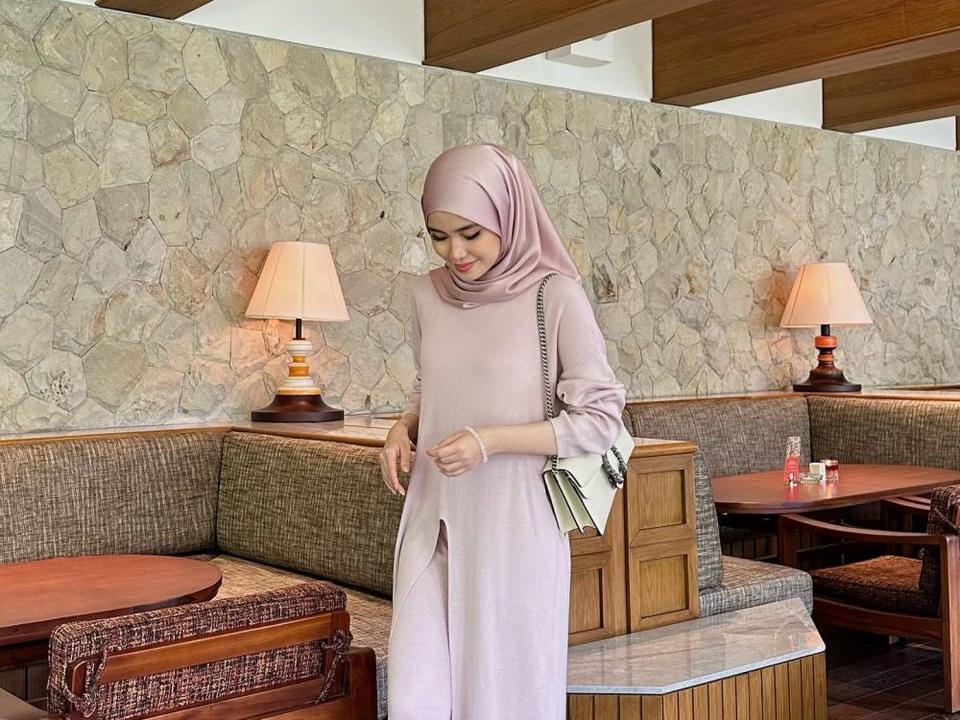 9 Inspirasi Outfit Hijab Simpel dan Elegan ala Sashfir