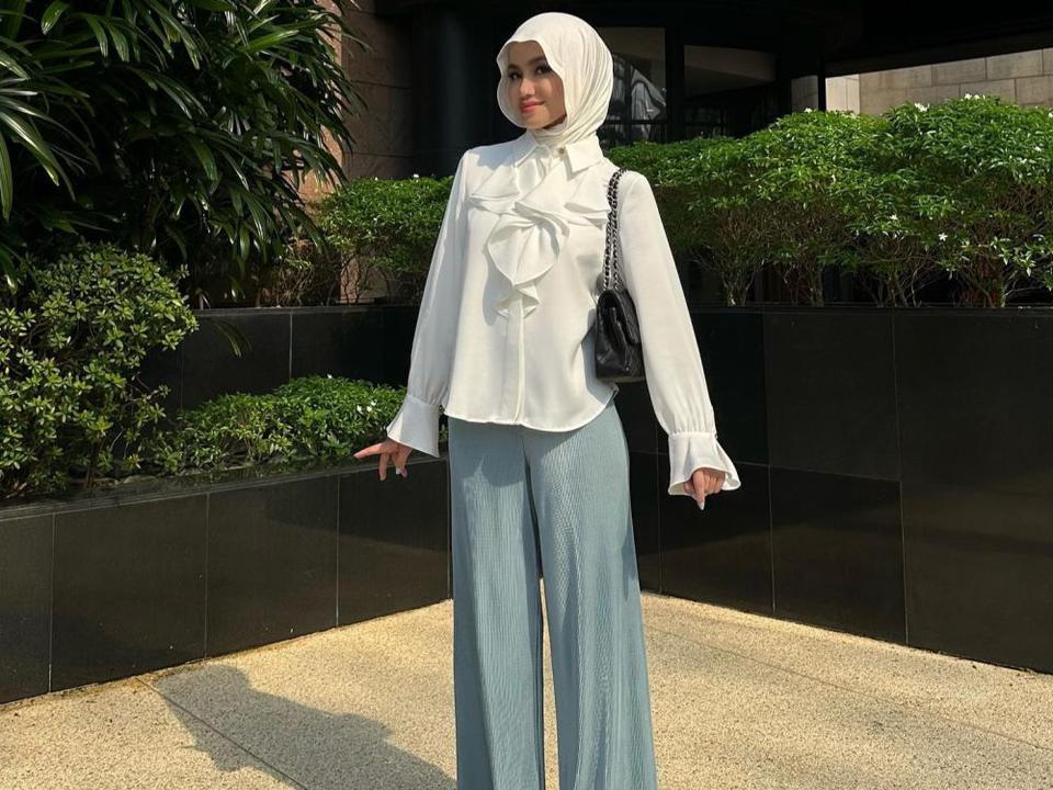 9 Inspirasi Outfit Hijab Simpel dan Elegan ala Sashfir