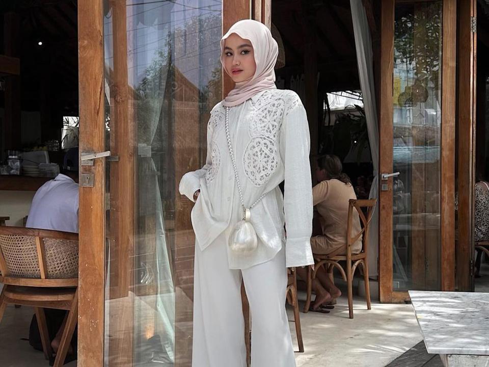 9 Inspirasi Outfit Hijab Simpel dan Elegan ala Sashfir