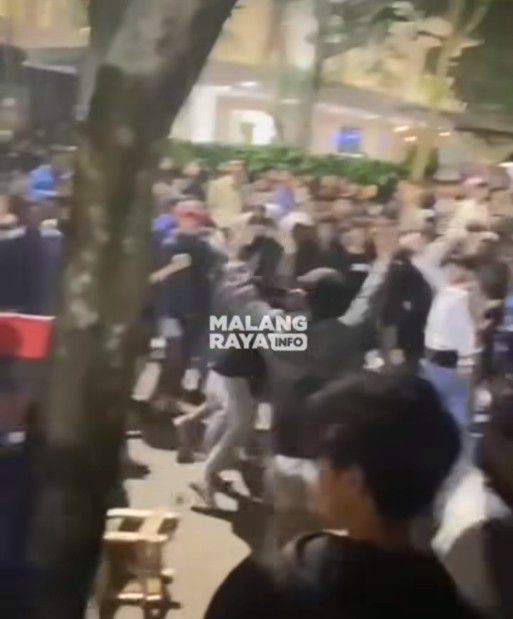 Viral Keributan saat Nobar Timnas Indonesia Vs Vietnam di Malang