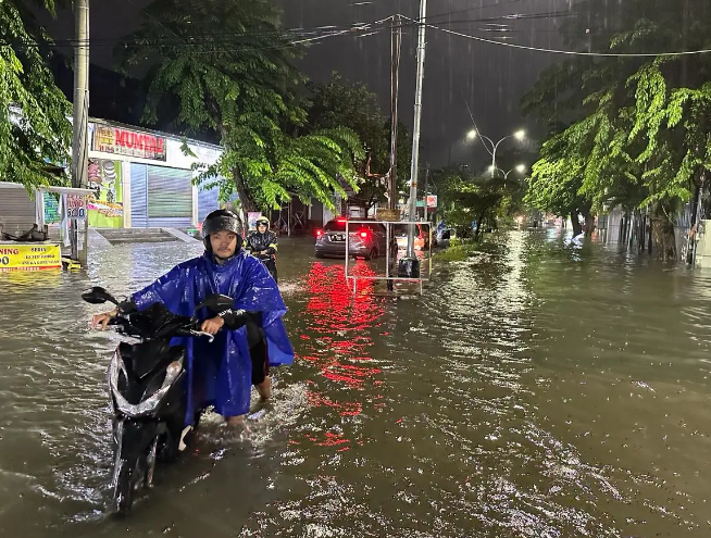 Banjir Semarang, Nana Sudjana Klaim Dipicu Rob dan Penurunan Tanah