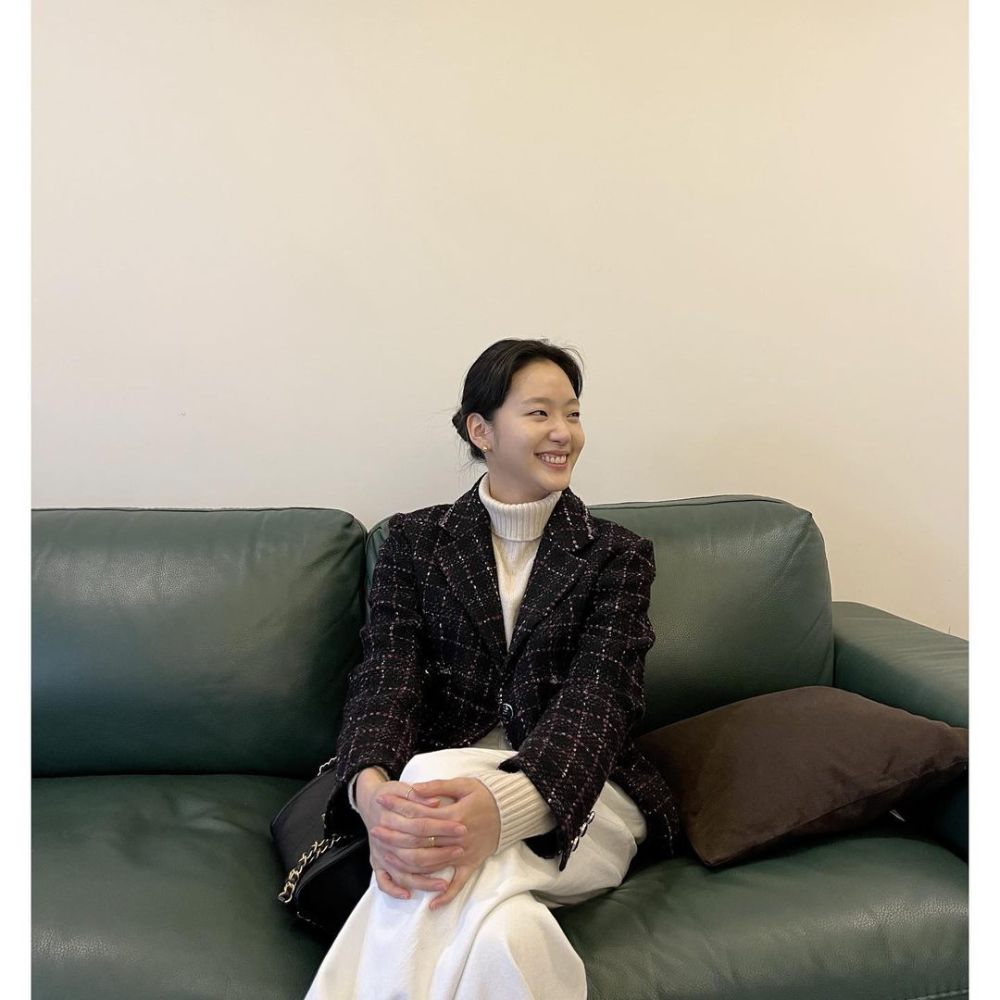 10 Potret Kim Go Eun Exhuma dengan OOTD Santai, Anggun Tanpa Ribet!