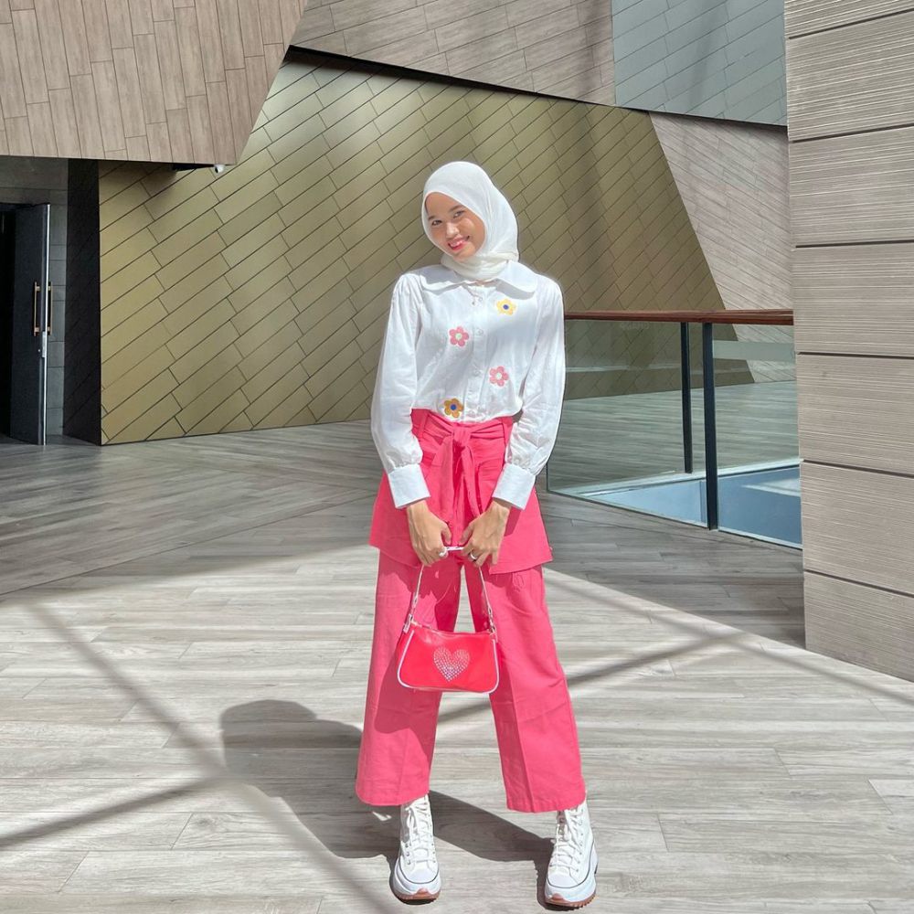 8 OOTD Hijab Hangout Nuansa Pink ala Queen Hyuarthasea, Looks Pretty!