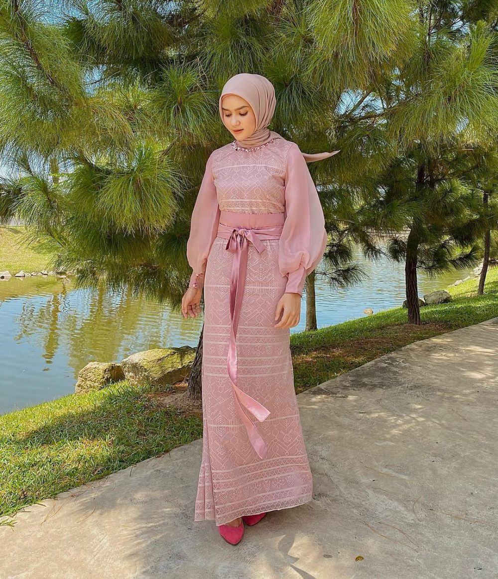 8 OOTD Hijab Nuansa Pink untuk Kondangan ala Helwa Bashel, Pretty!