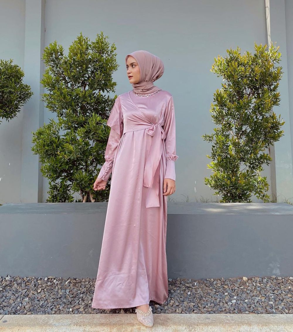 8 OOTD Hijab Nuansa Pink untuk Kondangan ala Helwa Bashel, Pretty!