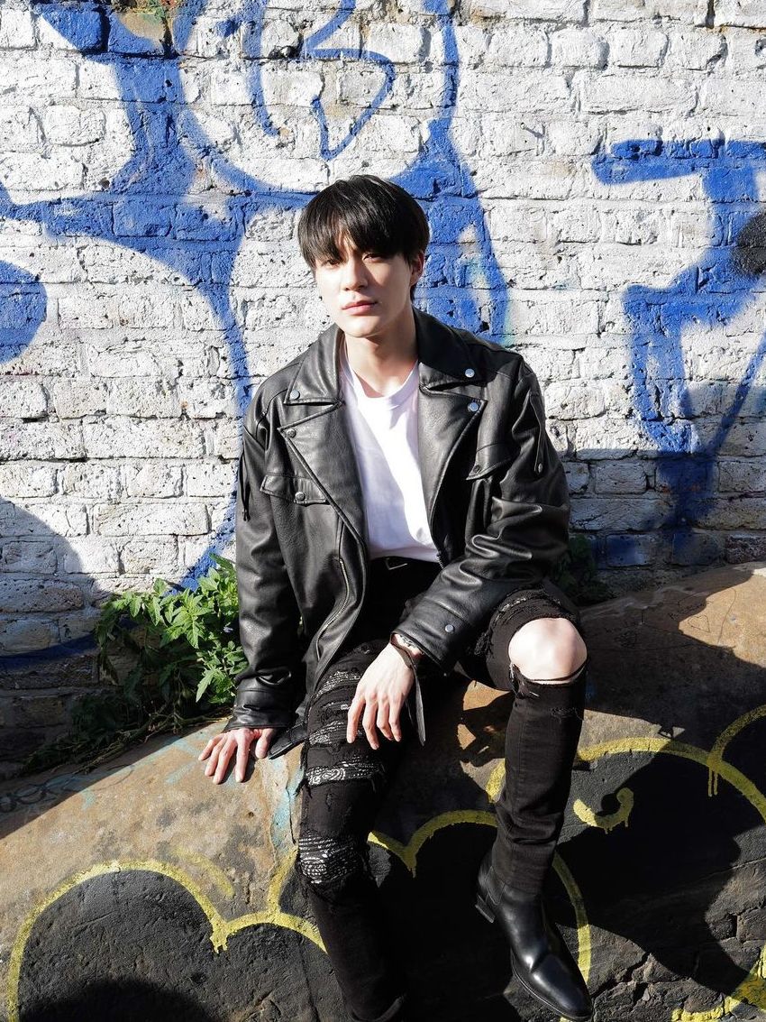 7 Inspirasi Outfit Leather ala Jeno NCT, Tampil Chic dan Edgy!