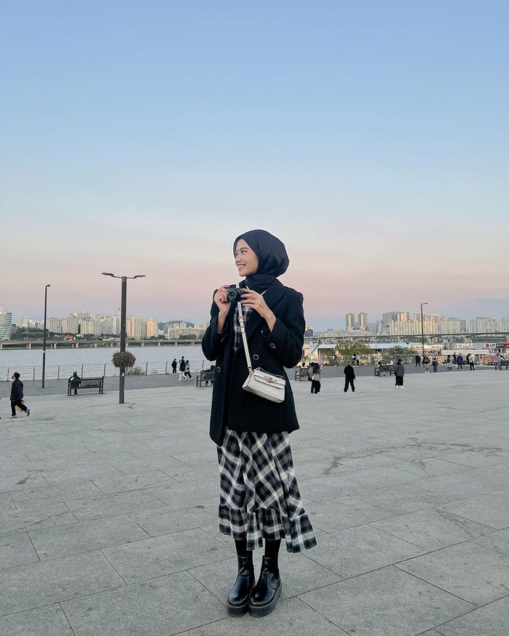 8 OOTD Hijab Liburan ke Luar Negeri ala Queen Hyuarthasea yang Manis!