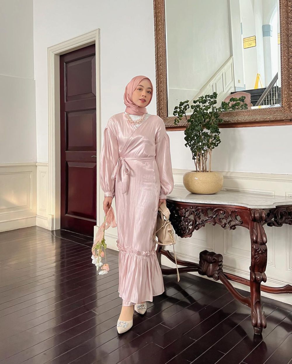 9 Pilihan Dress untuk Bukber ala Meirani Amalia, Simpel nan Anggun