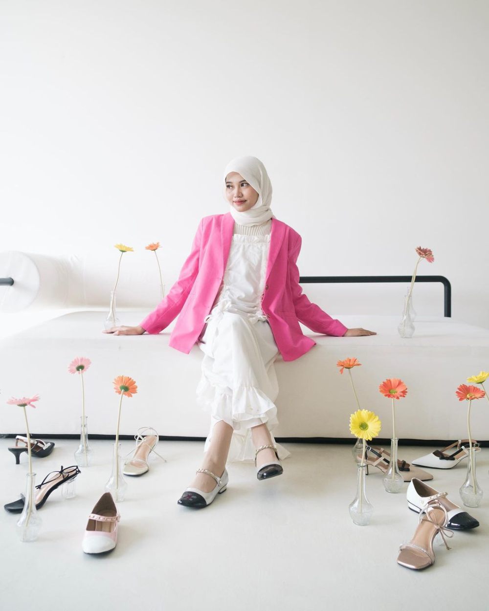 8 OOTD Hijab Hangout Nuansa Pink ala Queen Hyuarthasea, Looks Pretty!