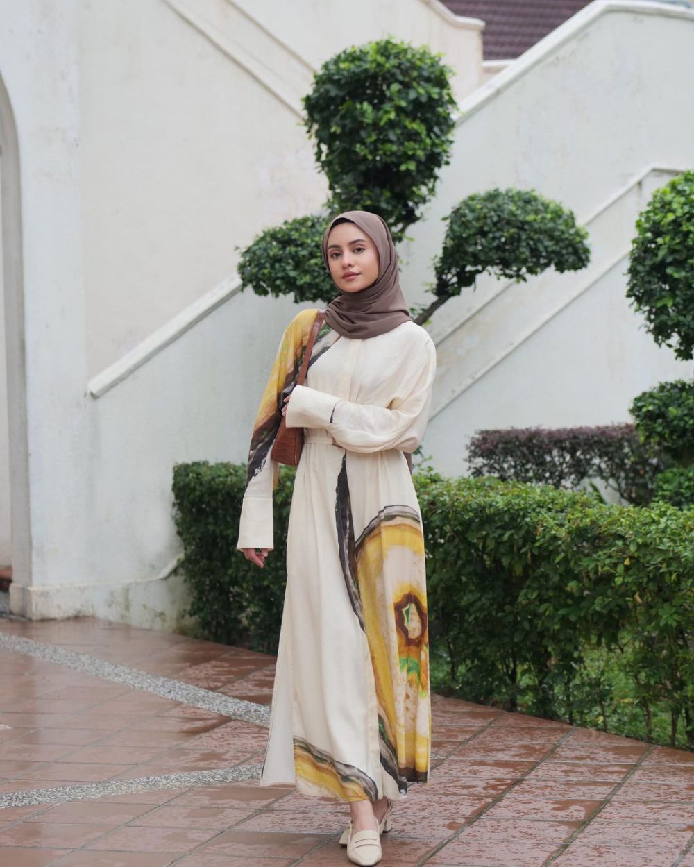 7 Referensi Dress untuk Iftar ala Tasnim Shah, Anggun dan Elegan!